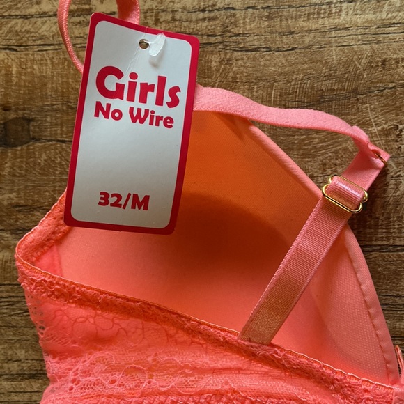 Girls 32 Medium Bra.Adjustable straps. 3 different hooks for closure. Peach/pink - Picture 7 of 7